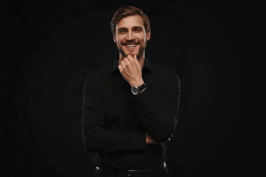 專注查看世界盃賽事資料的球迷示意